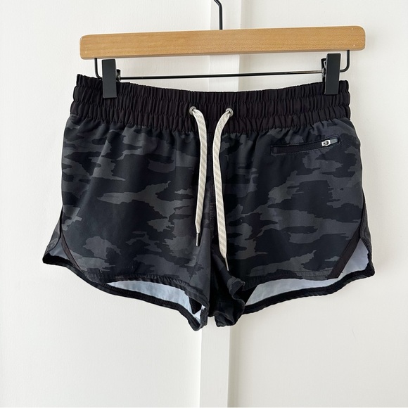 Vuori Pants - VUORI black camo clementine shorts